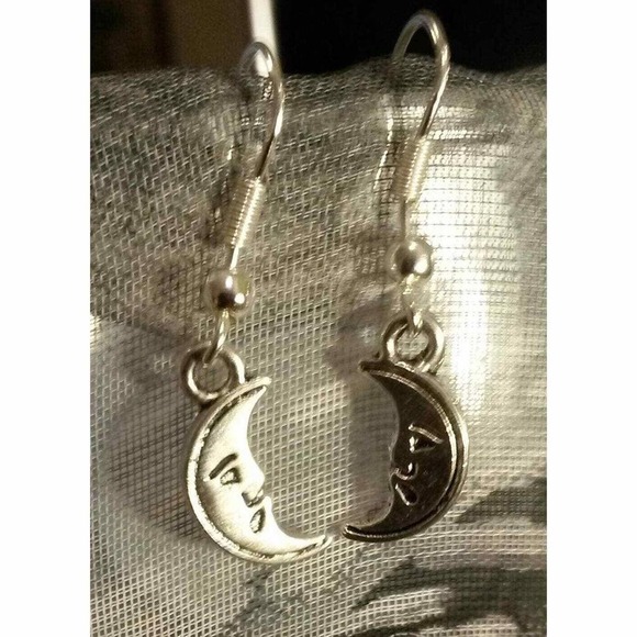 The Unbranded Brand Jewelry - Brand New Small 3d Man Moon Face Earrings Ear Rings .5x.25 in Silvertone